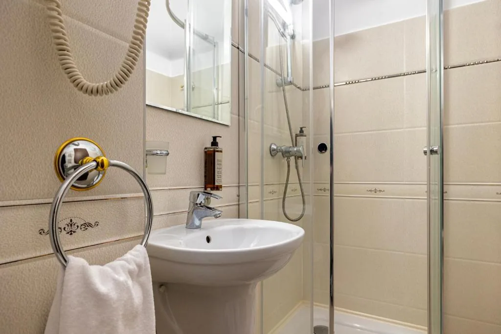Cameră Dublă Standard - Fără Lift — Hotel Victoria
